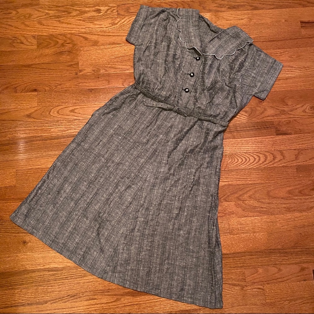 1950s VINTAGE SCALLOP COLLAR CURVY DRESS